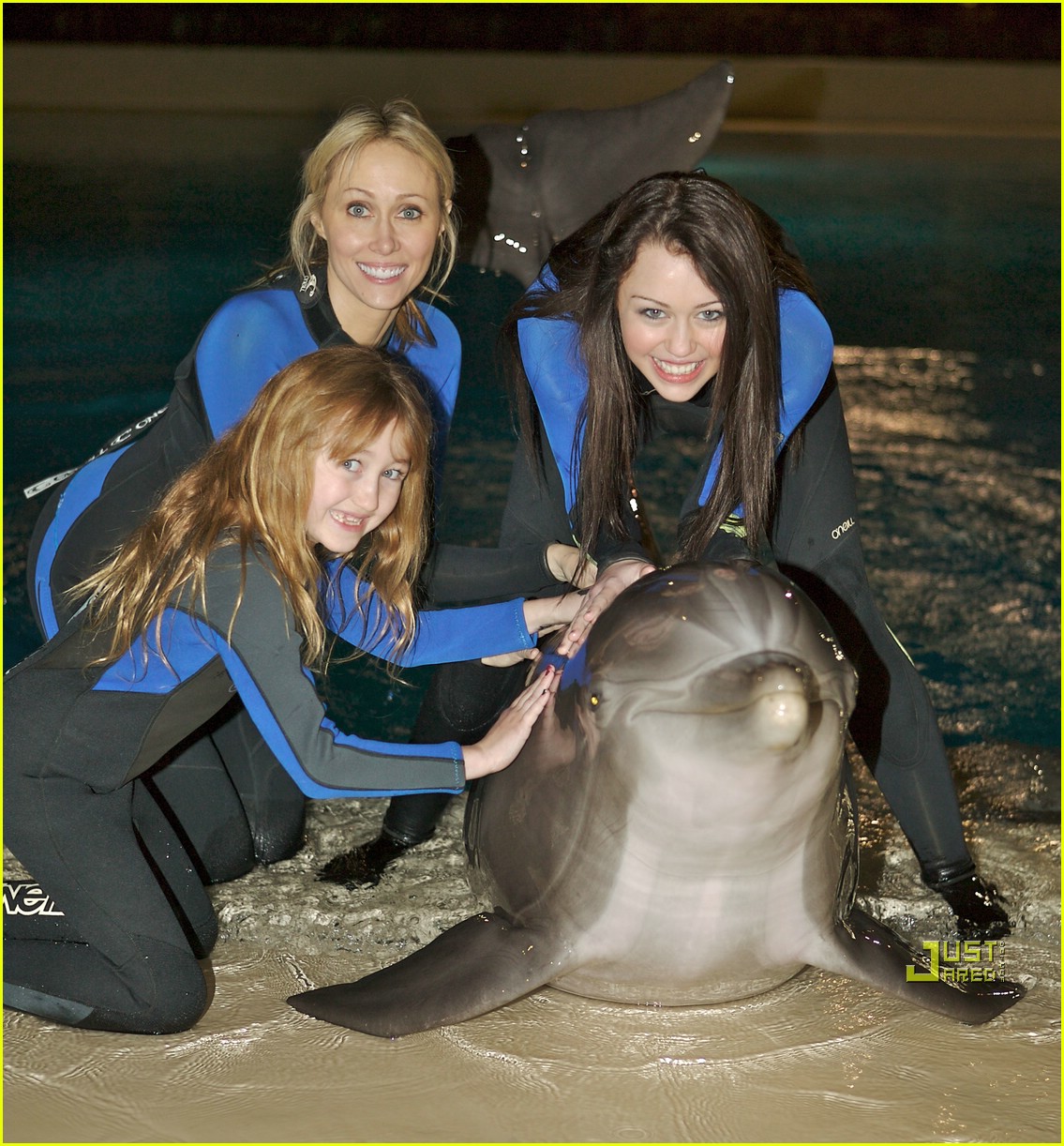 miley-cyrus-dolphin-02.jpg